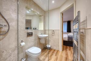 a bathroom with a toilet and a glass shower at Luxury Studio Rooms, Stockton, Pet Friendly, Wifi 