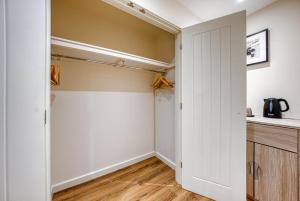 a closet with white walls and a wooden floor at Luxury Studio Rooms, Stockton, Pet Friendly, Wifi in Stockton