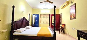 sypialnia z dużym łóżkiem w pokoju w obiekcie KRISHNAGIRI homes w mieście Guruvayur