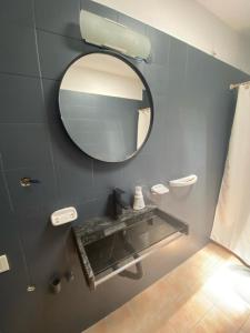 ein Badezimmer mit einem Spiegel und einem Waschbecken in der Unterkunft Departamentos PRANA in Villa Mercedes