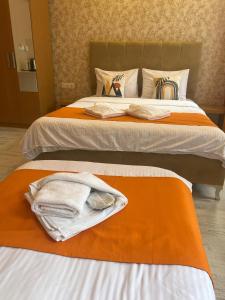 2 Betten in einem Hotelzimmer mit Handtüchern darauf in der Unterkunft AURA HOTEL in Istanbul