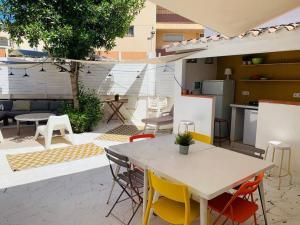 a patio with a table and chairs and a kitchen at Maison Palamos La Fosca in Palamós
