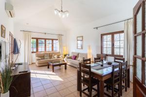 a living room with a table and a couch at Villa El Callao in La Asomada