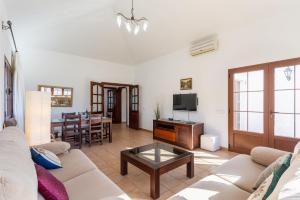 a living room with a couch and a table at Villa El Callao in La Asomada