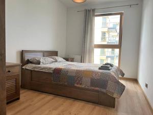 格但斯克的住宿－Apartament Porto Seaside，窗户和床筒的床上床