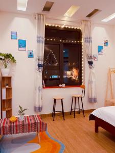 - une chambre avec une fenêtre et deux tabourets dans l'établissement House Thị Đà Lạt, à Đà Lạt 83 autres photos