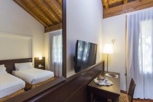 A bed or beds in a room at Country Hotel Castelbarco