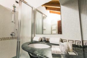 A bathroom at Country Hotel Castelbarco