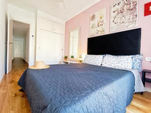 een slaapkamer met een blauw bed met een hoed erop bij Apartamento Caracola con AA y Wi-Fi cerca del mar in Vinarós