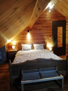 ein Schlafzimmer mit einem großen Bett im Dachgeschoss in der Unterkunft Gite de caractère rural in Bastogne