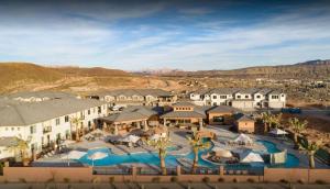 eine Luftansicht eines Resorts mit Pool in der Unterkunft Zion Village Poolhouse in Hurricane with Pool and Hot Tub in Hurricane