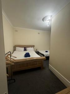 ein Schlafzimmer mit einem Bett in einem Zimmer in der Unterkunft Valencia in Blackpool