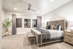 ein Schlafzimmer mit einem großen Bett und einem Deckenventilator in der Unterkunft Zion Village Poolhouse in Hurricane with Pool and Hot Tub in Hurricane + 51 Fotos