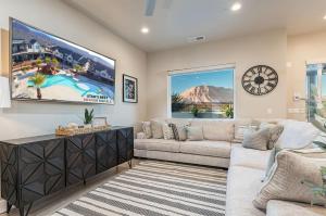 un salon avec un canapé et une télévision dans l'établissement 29-30 | 2 Connected Homes in Ocotillo Springs with Pool and Spas, à Santa Clara