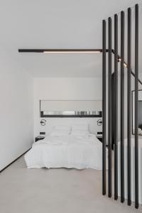 una camera da letto con un grande letto bianco con ringhiere nere di No Stars - Luxury Hotel Apartments a Ioannina
