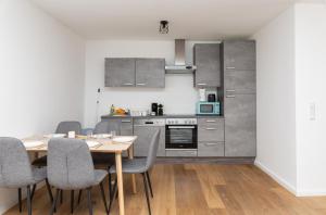 eine Küche und ein Esszimmer mit einem Tisch und Stühlen in der Unterkunft Family Apartment in Wien