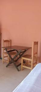格塞爾別墅的住宿－Shajar 2，玻璃桌、两把椅子、一张桌子和一张床