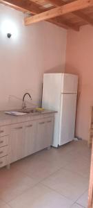 格塞爾別墅的住宿－Shajar 2，厨房配有白色冰箱和水槽