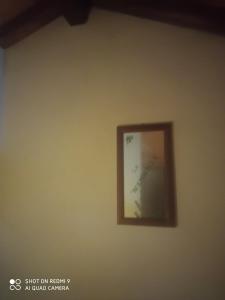 una foto en la pared de una habitación en Agri BERTORELLA, en Cuneo