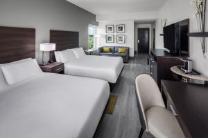 DoubleTree by Hilton Sarasota Bradenton Airport客房内的一张或多张床位