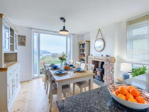 Η κουζίνα ή μικρή κουζίνα στο 4 Bed in Combe Martin 86108 +16 φωτογραφίες