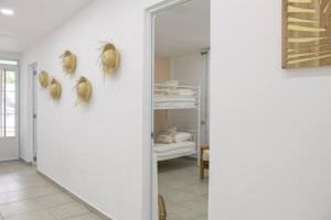 um corredor com um espelho e uma cama num quarto em Wepa House near Gozalandia em San Sebastian