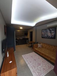 a living room with a couch and a table at Ölüdeniz Günlük, haftalık ve aylık apart. in Fethiye