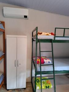 a room with two bunk beds and a ceiling at Casamatta Hostel in Pirenópolis