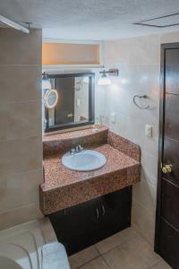 Koupelna v ubytování HOTEL ZAPOTLAN + 37 fotografií