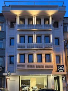 een groot wit gebouw met veel ramen bij Prime Bosphorus Hotel in Istanbul