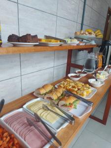 Hospedagem Quinta do Correia في بنها: طاولة عليها أنواع مختلفة من الطعام