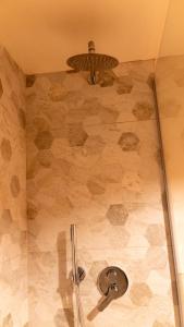 ein Bad mit einer Dusche und einer Decke in der Unterkunft Bilocale a due passi dal mare immerso nel verde in Castiglioncello