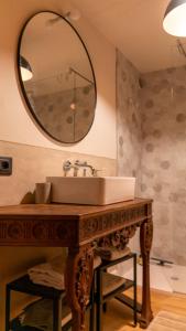 a bathroom with a sink and a mirror at Bilocale a due passi dal mare immerso nel verde in Castiglioncello