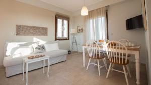 un soggiorno con divano bianco e tavolo di Blue Heart Luxury Suites II a Naxos Chora