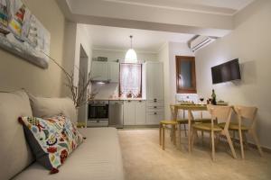 un soggiorno con divano e tavolo di Blue Heart Luxury Suites II a Naxos Chora