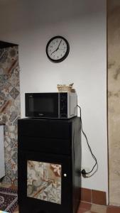 AgiraにあるCasa Don Raffaeleの電子レンジ、暖炉、壁掛け時計