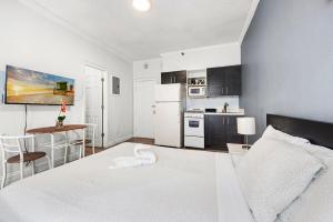 Kuchyň nebo kuchyňský kout v ubytování Lovely condo in Miami Beach