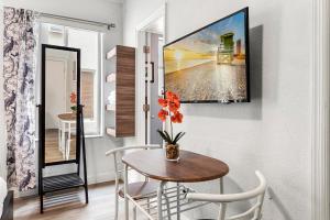 TV a/nebo společenská místnost v ubytování Lovely condo in Miami Beach