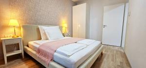 Un dormitorio con una cama grande en una habitación. en DN Apartment W&W, en Budapest