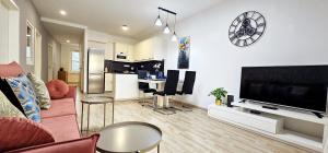 Una sala de estar con un televisor de pantalla plana grande. en DN Apartment W&W, en Budapest