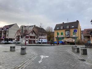 une rue dans une ville avec des bâtiments et une rue dans l'établissement Cosy F2 Schiltigheim Wacken, à Schiltigheim