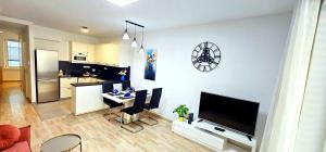 Una sala de estar con un televisor grande y una cocina. en DN Apartment W&W, en Budapest