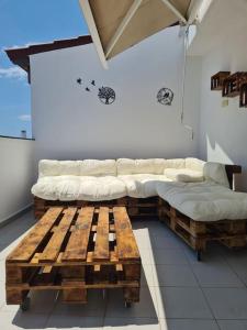 - un salon avec deux canapés et une table en bois dans l'établissement Ático Torreblanca, à Torreblanca