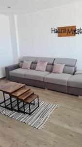 - un salon avec un canapé et une table basse dans l'établissement Ático Torreblanca, à Torreblanca