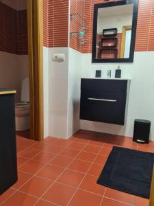 La salle de bains est pourvue d'un lavabo, d'un miroir et de toilettes. dans l'établissement Ático Torreblanca, à Torreblanca