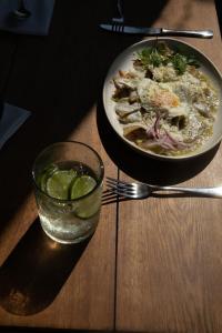 um prato de comida e uma bebida numa mesa em Terrestre, a Member of Design Hotels em Puerto Escondido