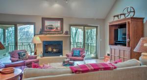 sala de estar con sofá y chimenea en Lakeledge Hideaway by VCI Real Estate Services, en Beech Mountain