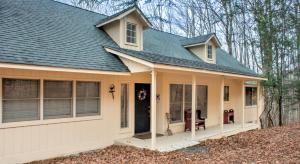 Casa con porche cubierto con ventanas en Lakeledge Hideaway by VCI Real Estate Services, en Beech Mountain
