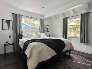 Villa Eden - Woodland Hills في وودلاند هيلز: غرفة نوم بسرير كبير ونافذة