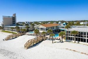 een luchtzicht op een resort met een zwembad bij Gentle Whispers Oceanfront King Room 6th Fl in Pawleys Island